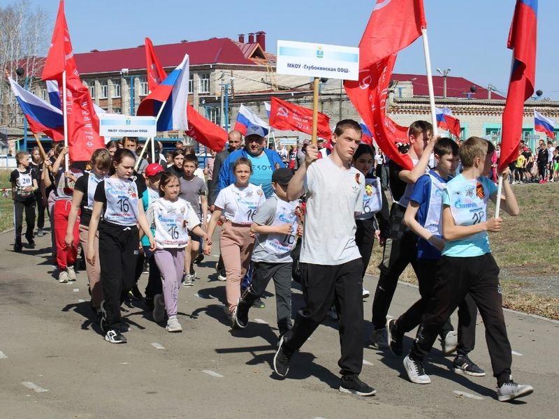 На стадионе в Красной Звезде состоялась легкоатлетическая эстафета, посвящённая Дню Победы, на призы газеты «Шадринский курьер».