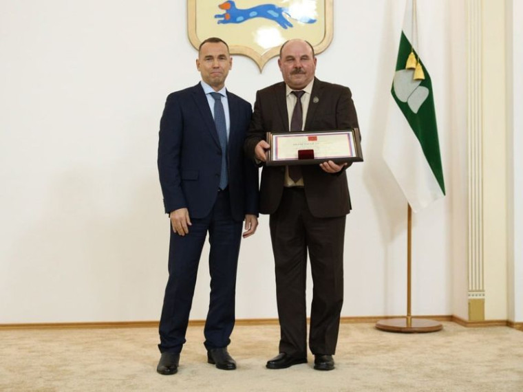 Почётную грамоту Президента и поздравления от губернатора и главы получил агроном из Мальцево. Почётную грамоту Президента и поздравления от губернатора и главы получил агроном из Мальцево.